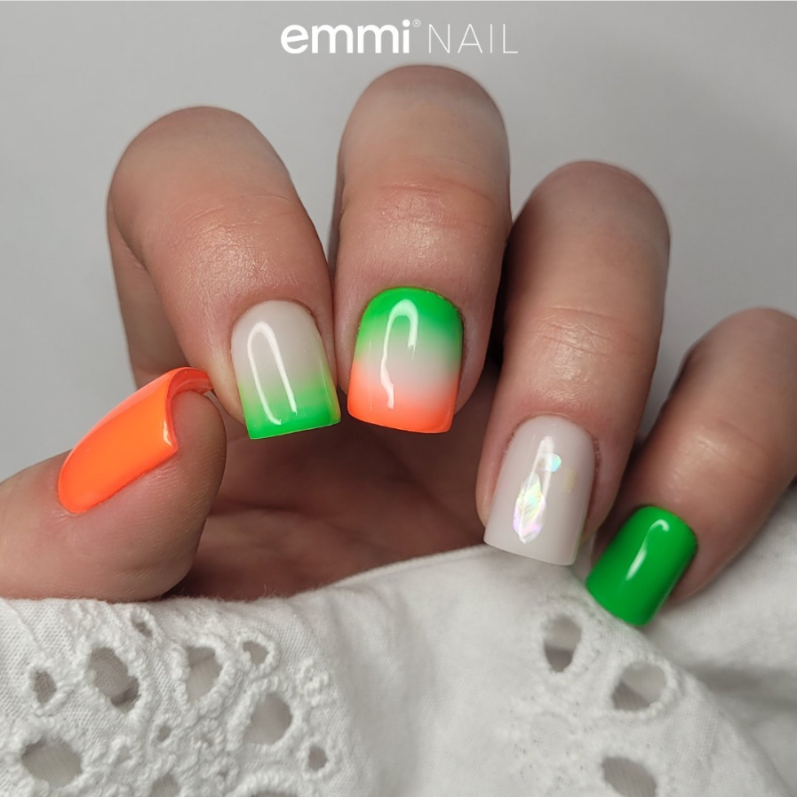 Hand mit rose Nägeln im Barbie Look auf rosa Hintergrund
